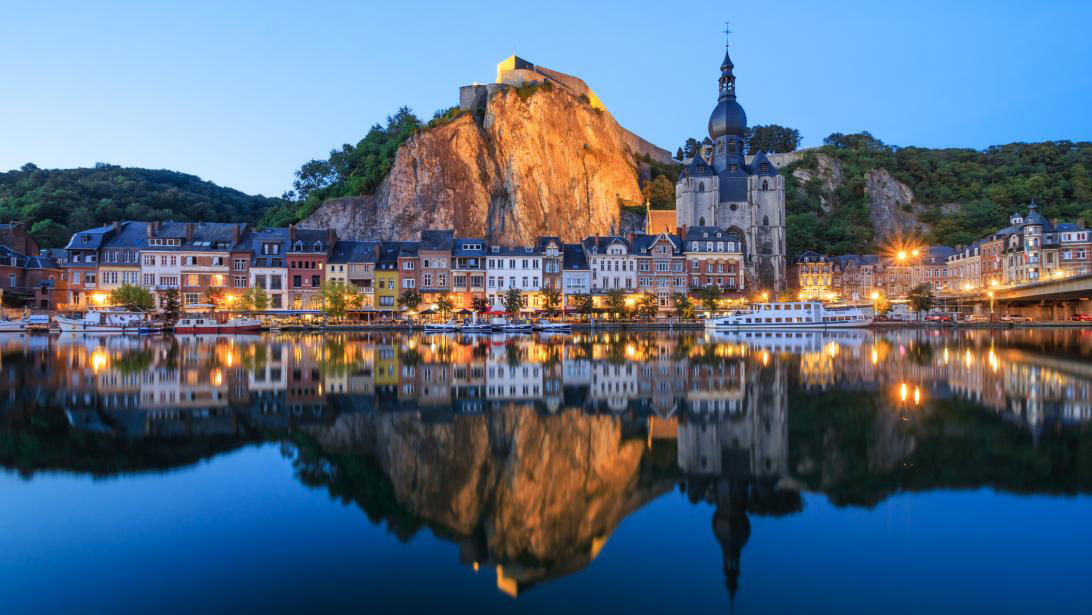 ville de Dinant en soirée